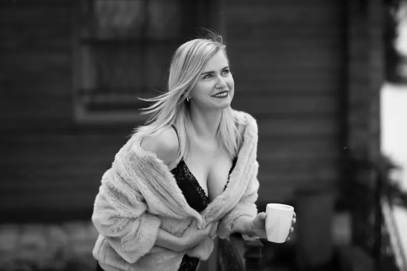 Glamour portrét u okna