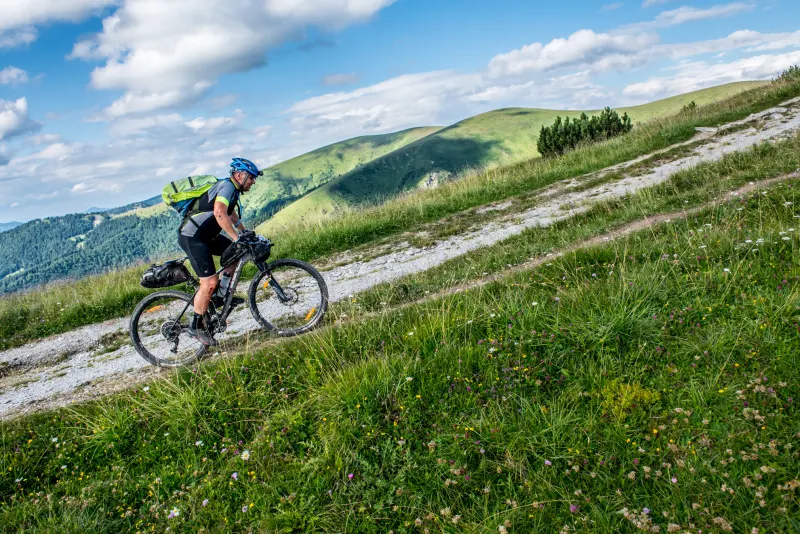Cyklista na horské trati